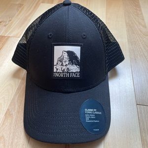 New without tags The North Face brand snap back hat. Black in colour.